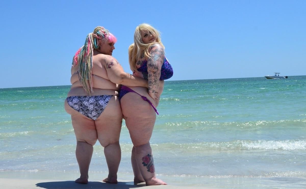Deux amplia SSBBW en Bikini Sur la Plage
