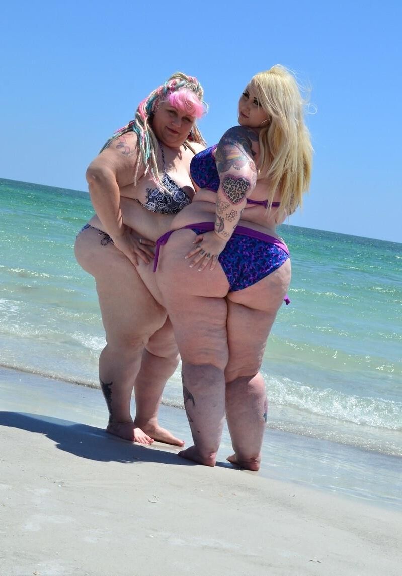 Deux amplia SSBBW en Bikini Sur la Plage