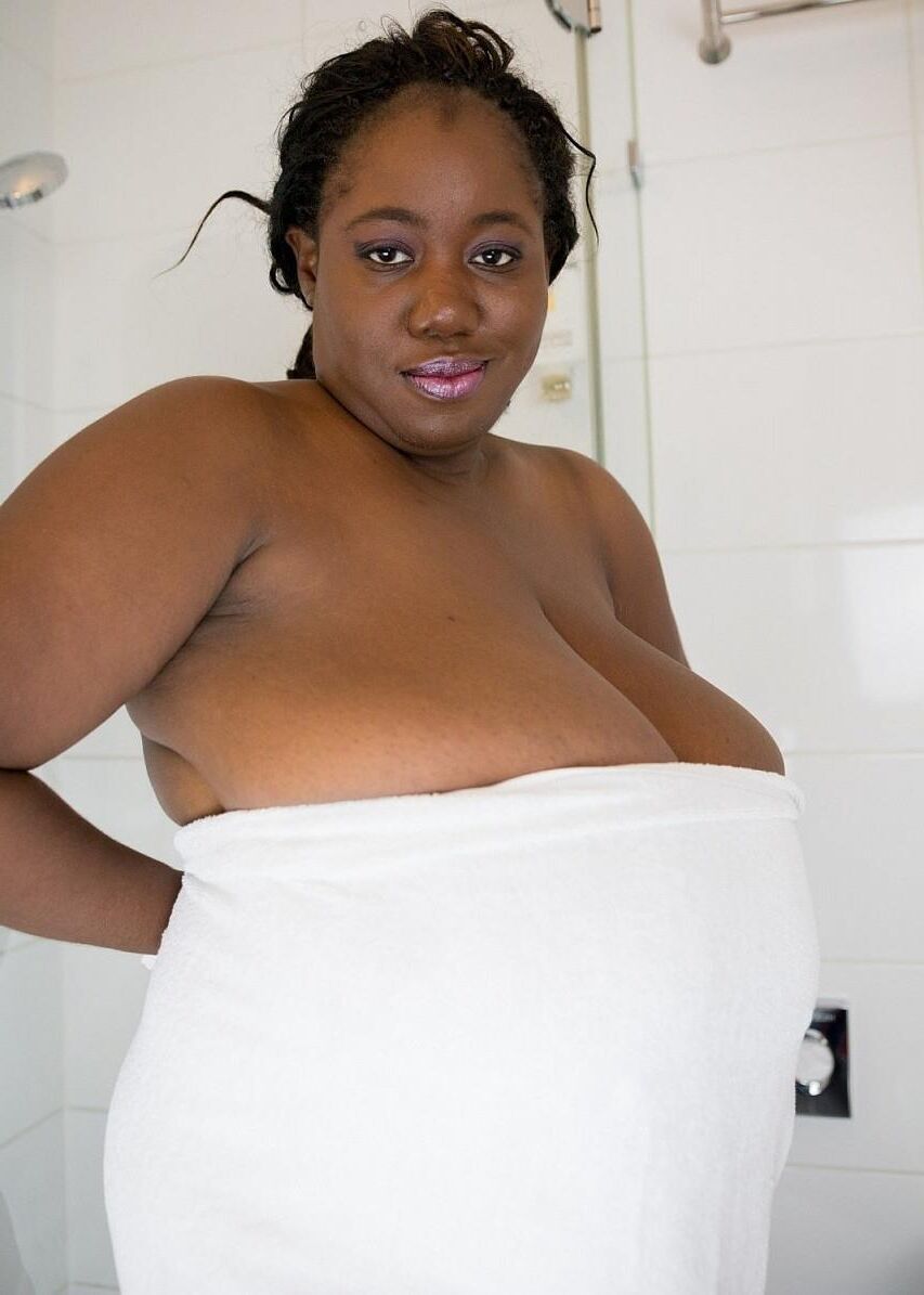 UNE BELLE BLACK DODUE AVEC DE MAGNIFIQUES GROSSES MAMELLES