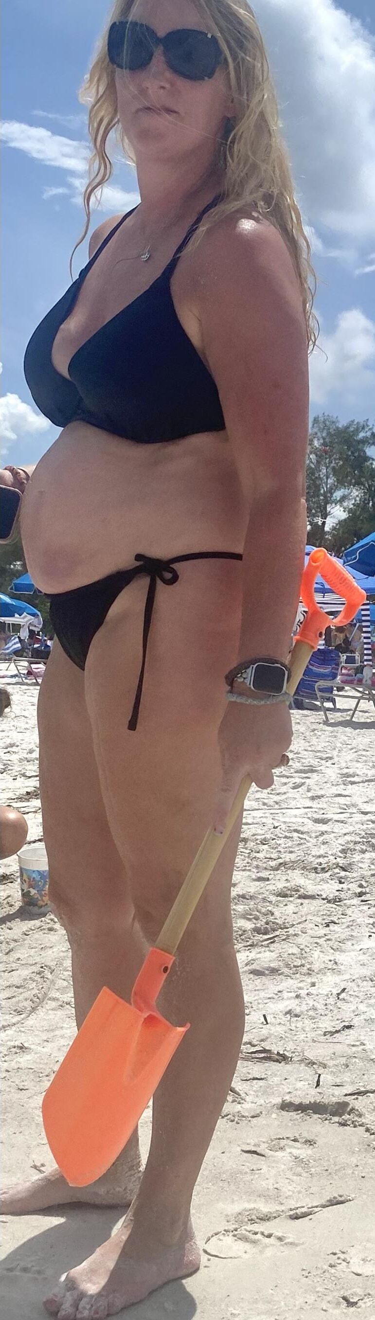 Les corps matures inconscients sur la plage lesquels sont chauves