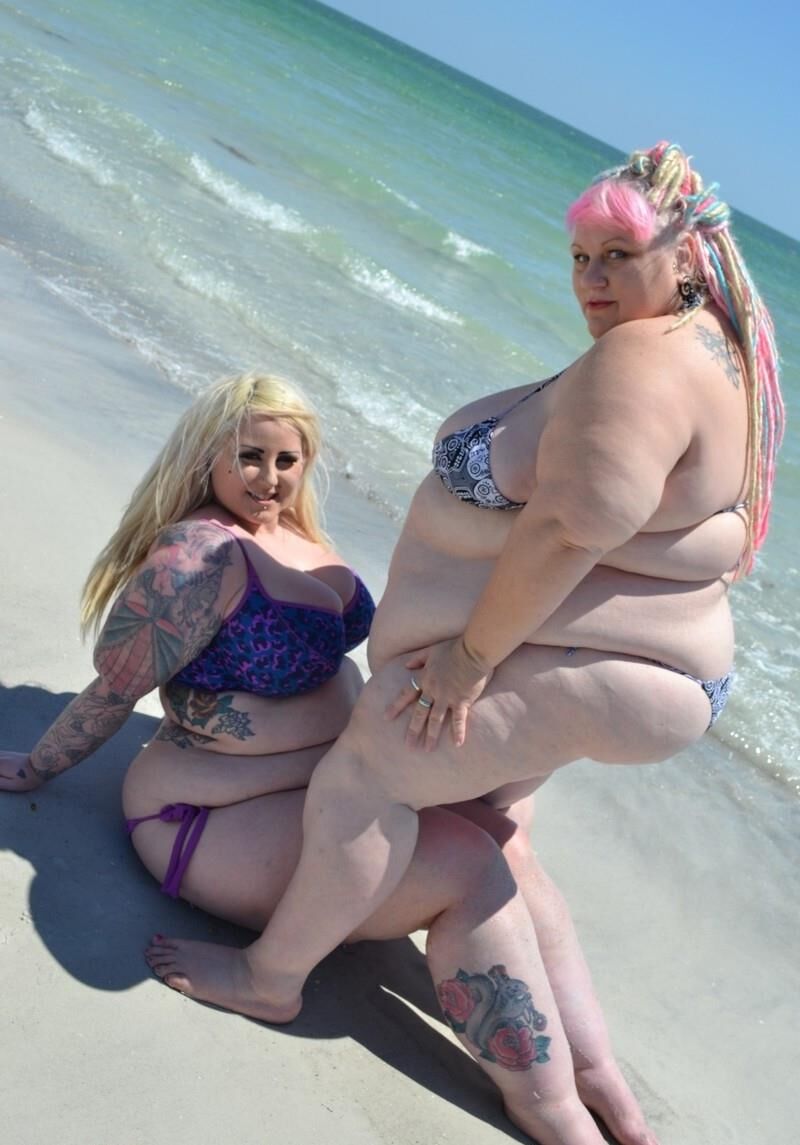 Deux amplia SSBBW en Bikini Sur la Plage