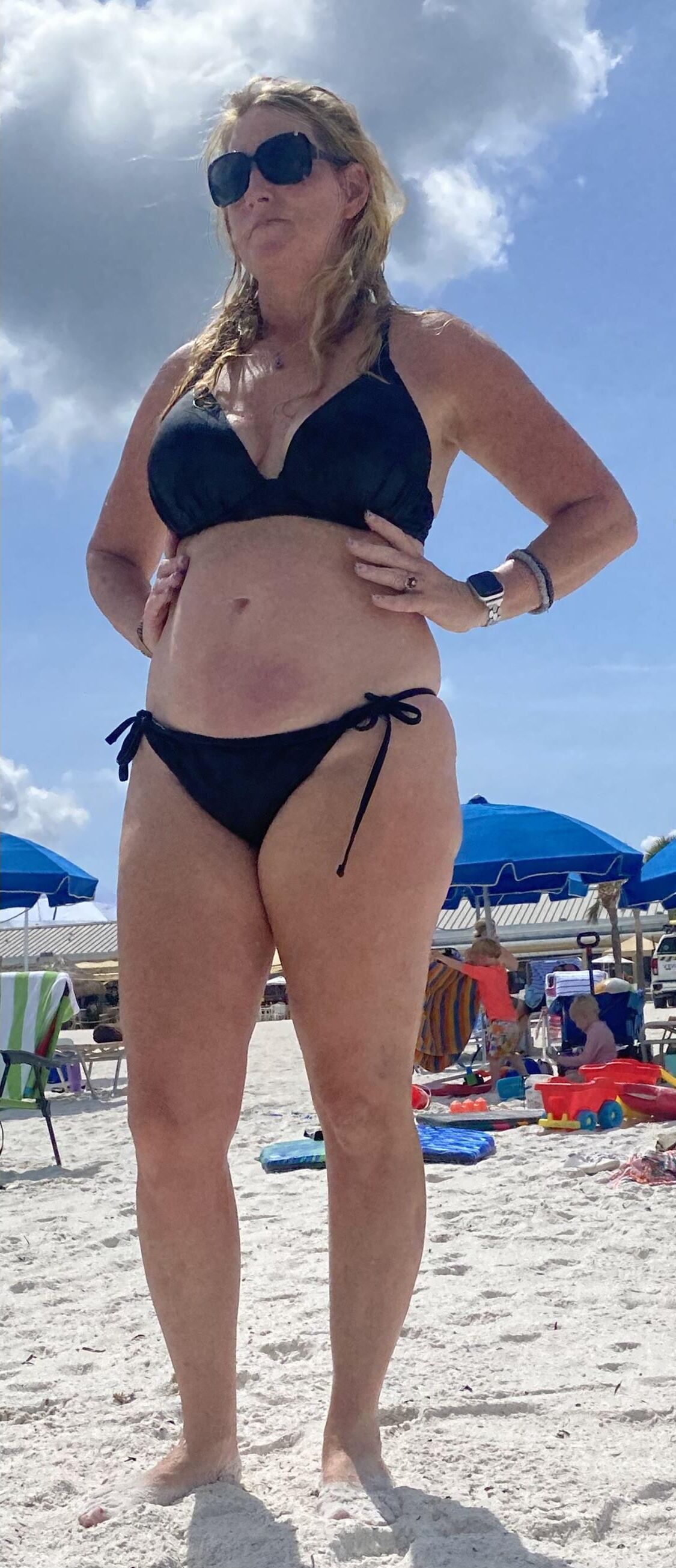 Les corps matures inconscients sur la plage lesquels sont chauves