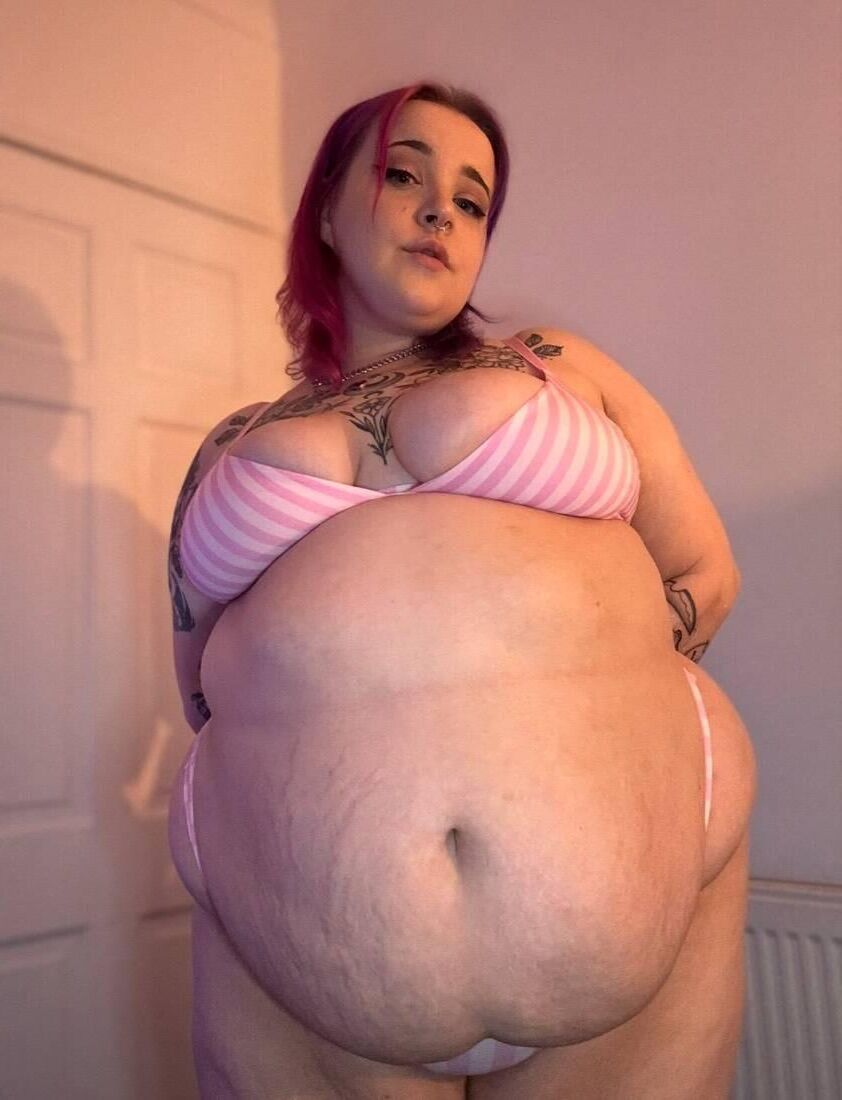 Ame garotas com excesso de peso com cor corajoso