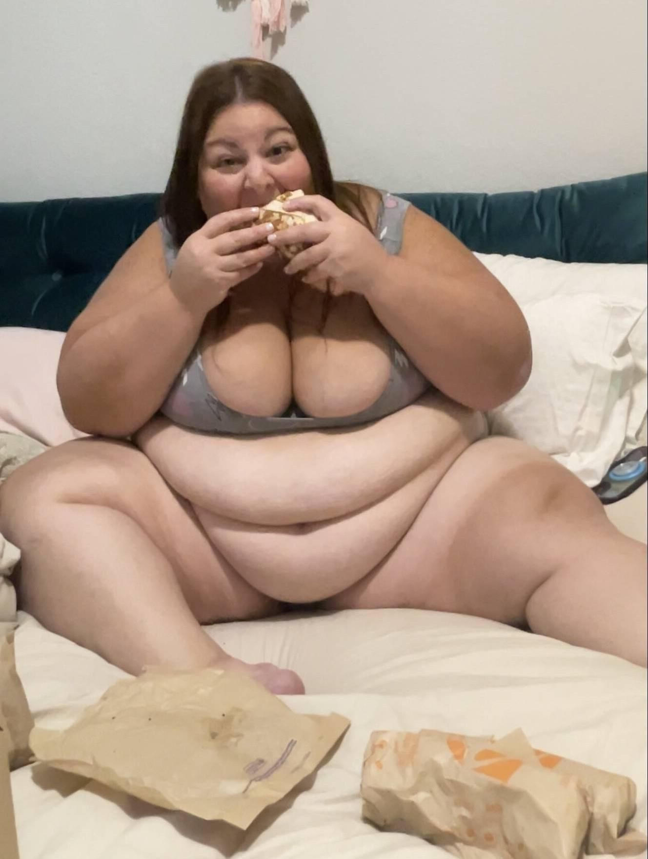 Ame garotas com excesso de peso com cor corajoso
