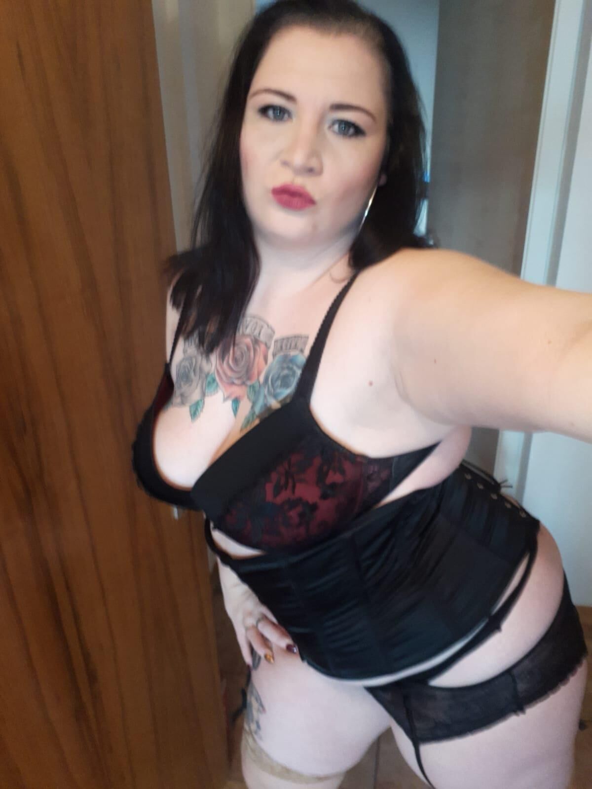 BBWドイツのタトゥーティーンエラフロイデンシュタットからの露出