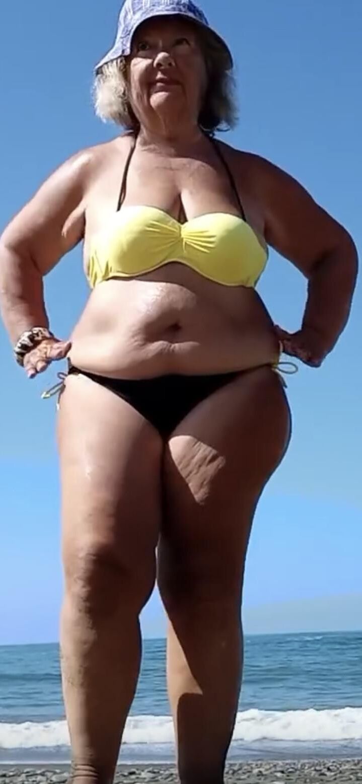 ビキニグラニーアンナはセクシーなBBWです