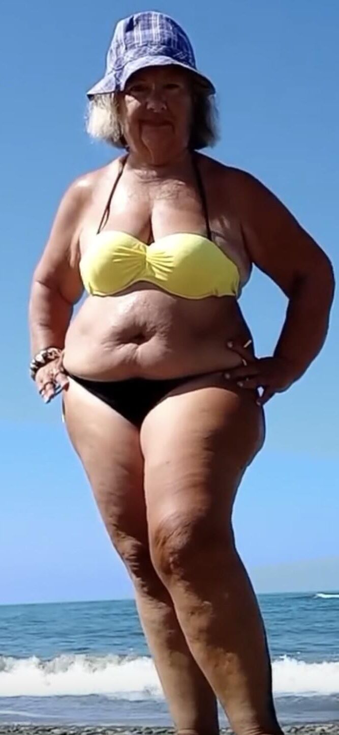 ビキニグラニーアンナはセクシーなBBWです