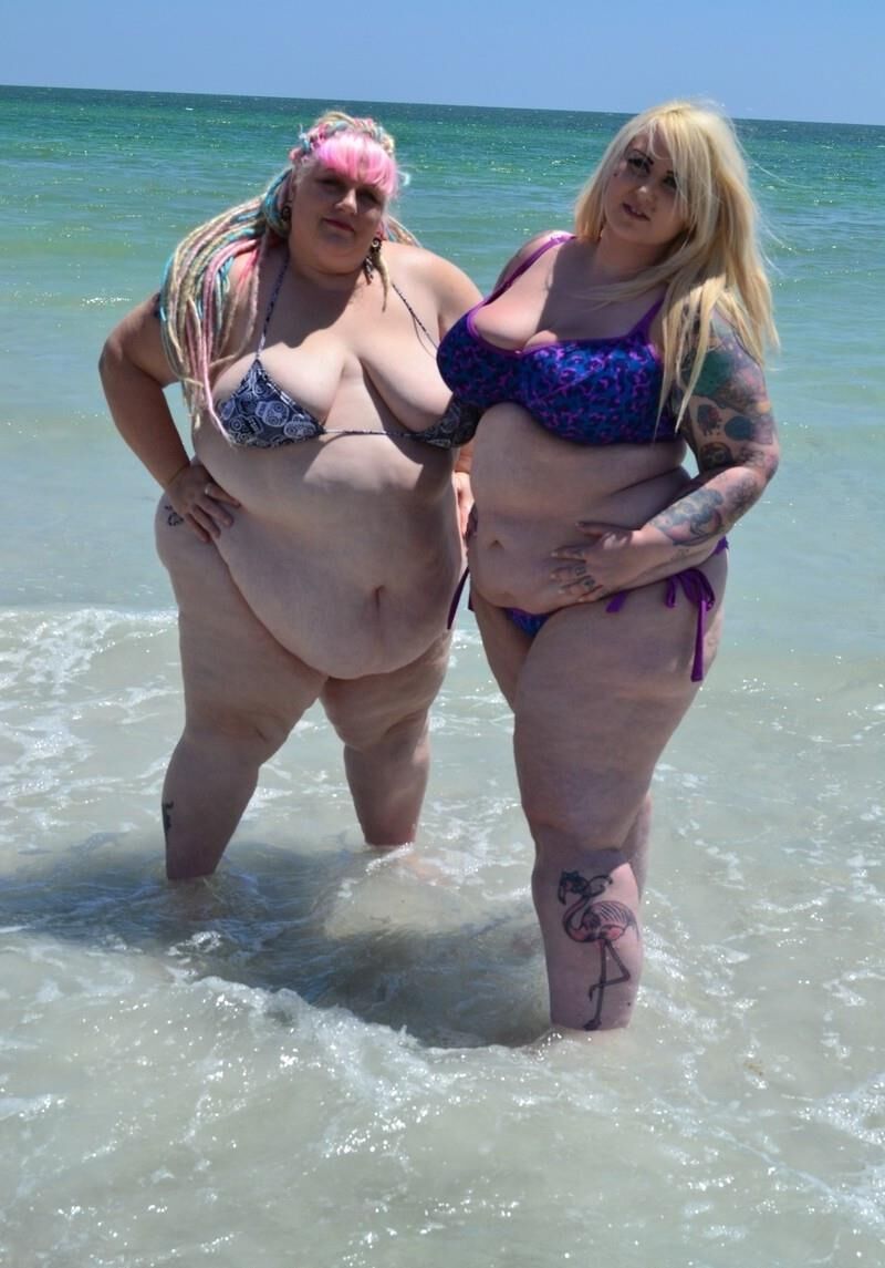 Deux amplia SSBBW en Bikini Sur la Plage