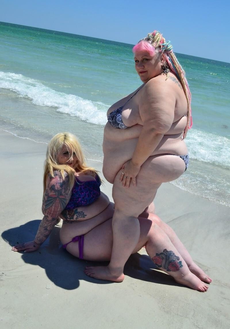 Deux amplia SSBBW en Bikini Sur la Plage