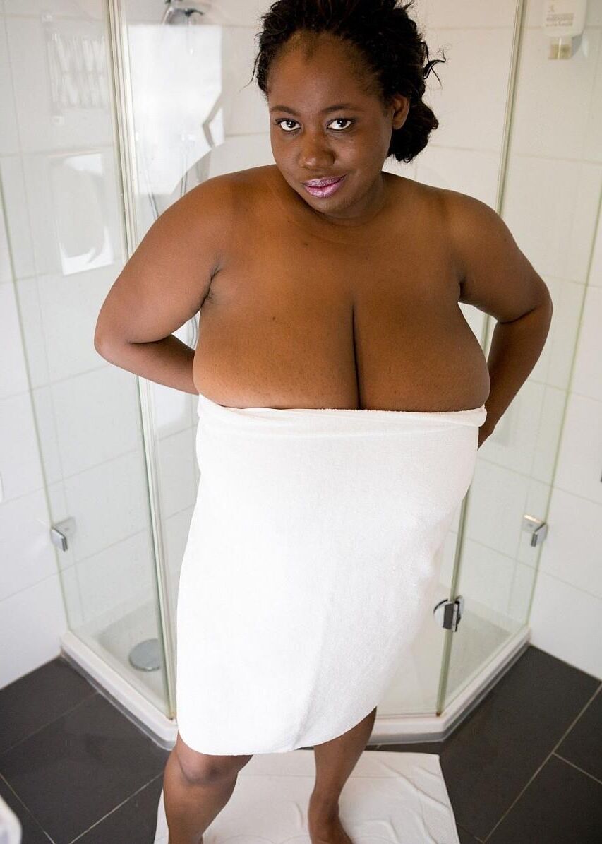 UNE BELLE BLACK DODUE AVEC DE MAGNIFIQUES GROSSES MAMELLES
