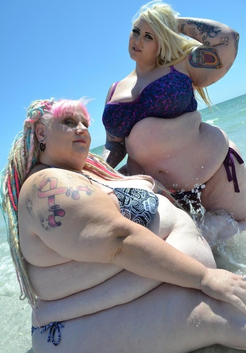 Deux amplia SSBBW en Bikini Sur la Plage