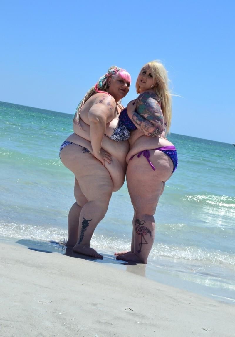 Deux amplia SSBBW en Bikini Sur la Plage