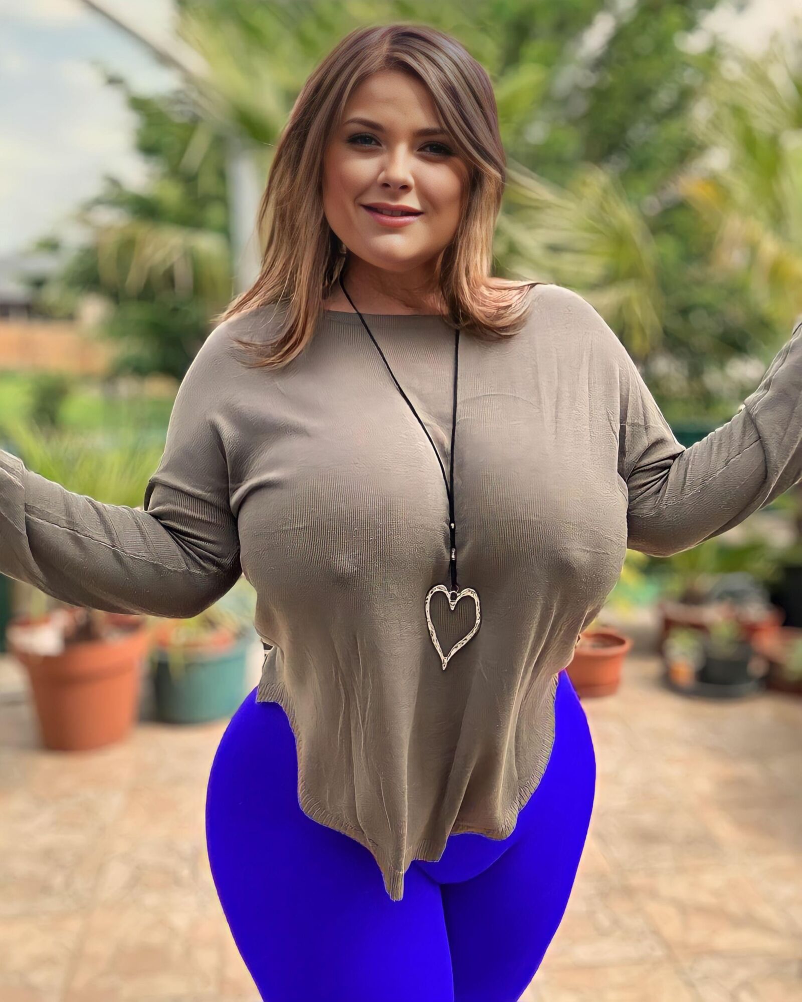 Loira saltitante: peitos grandes demais para ocultar volume
