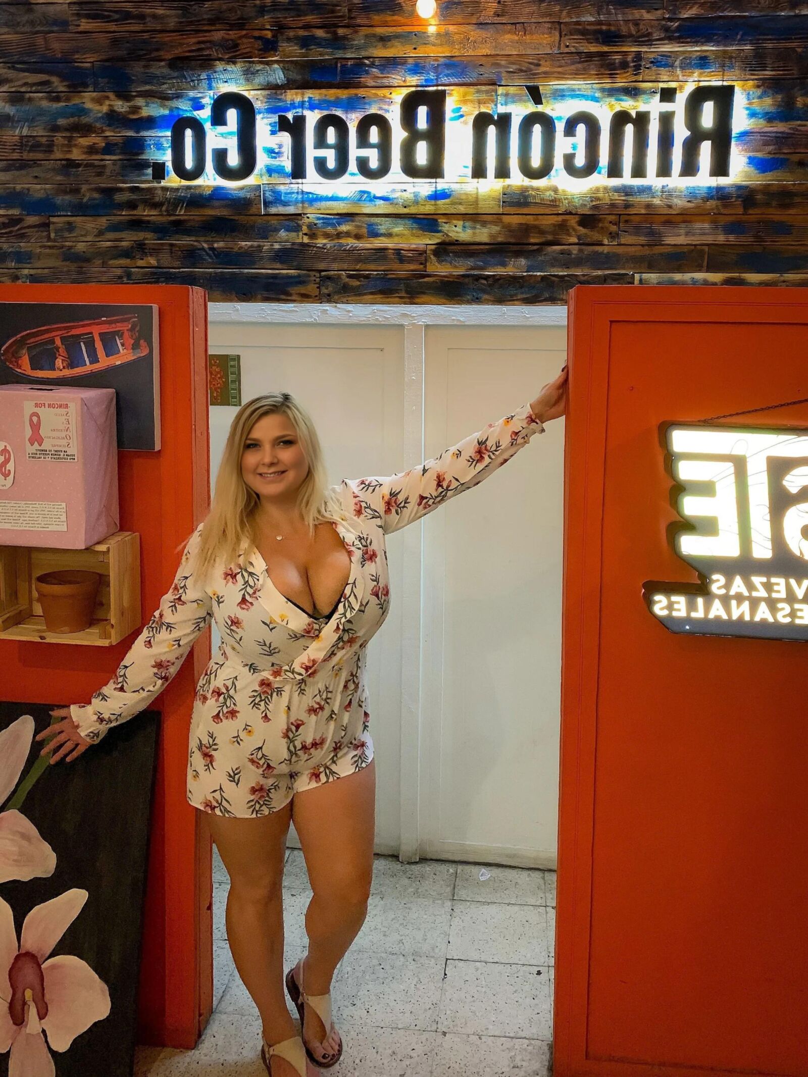 Loira saltitante: peitos grandes demais para ocultar volume