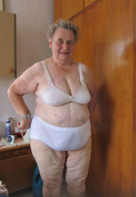 Oma aufdecken.