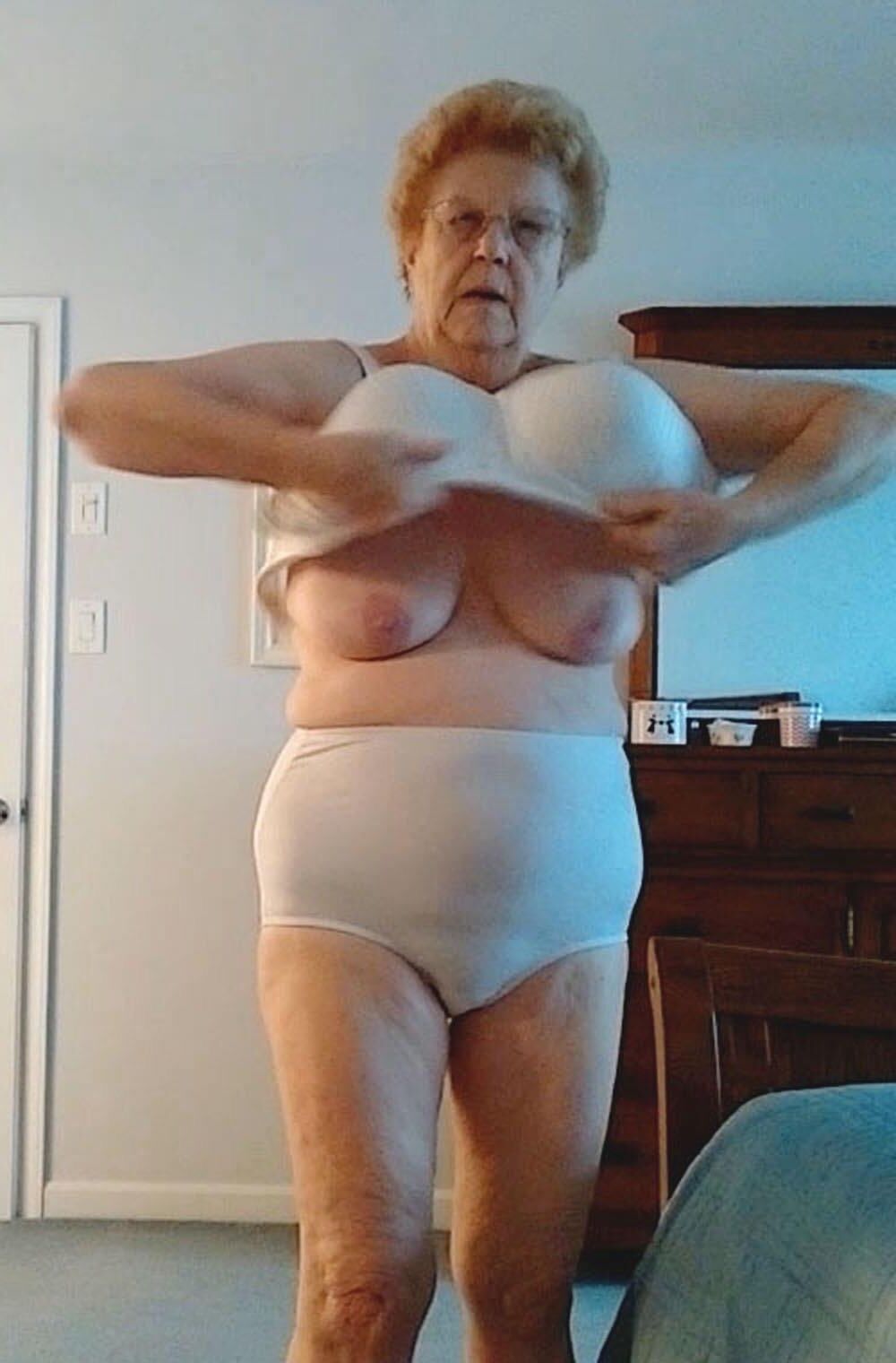Oma aufdecken.