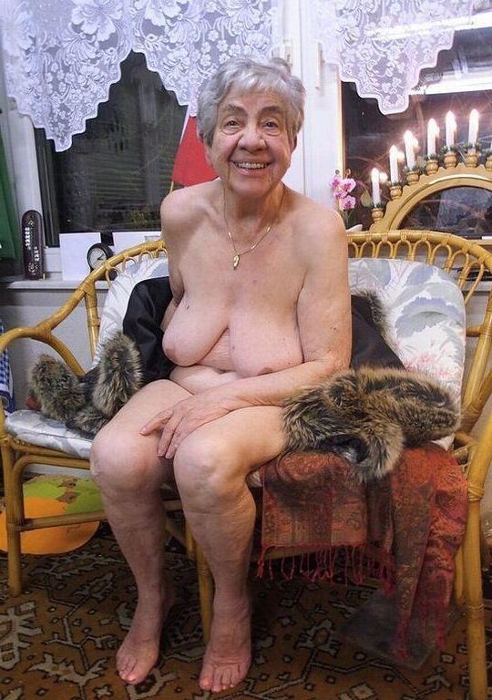 Oma aufdecken.