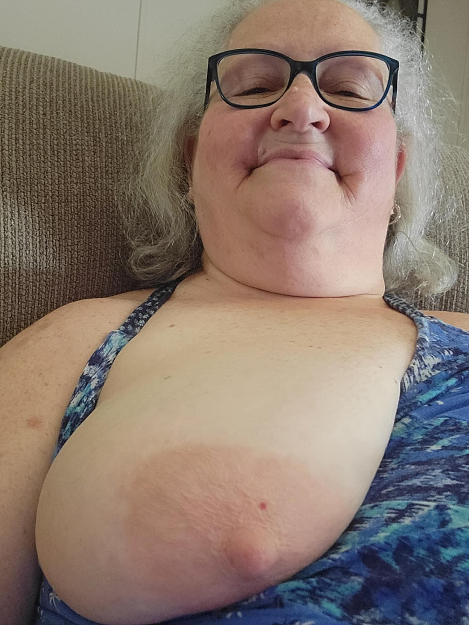 Oma aufdecken.