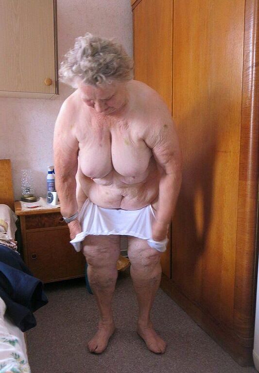 Oma aufdecken.