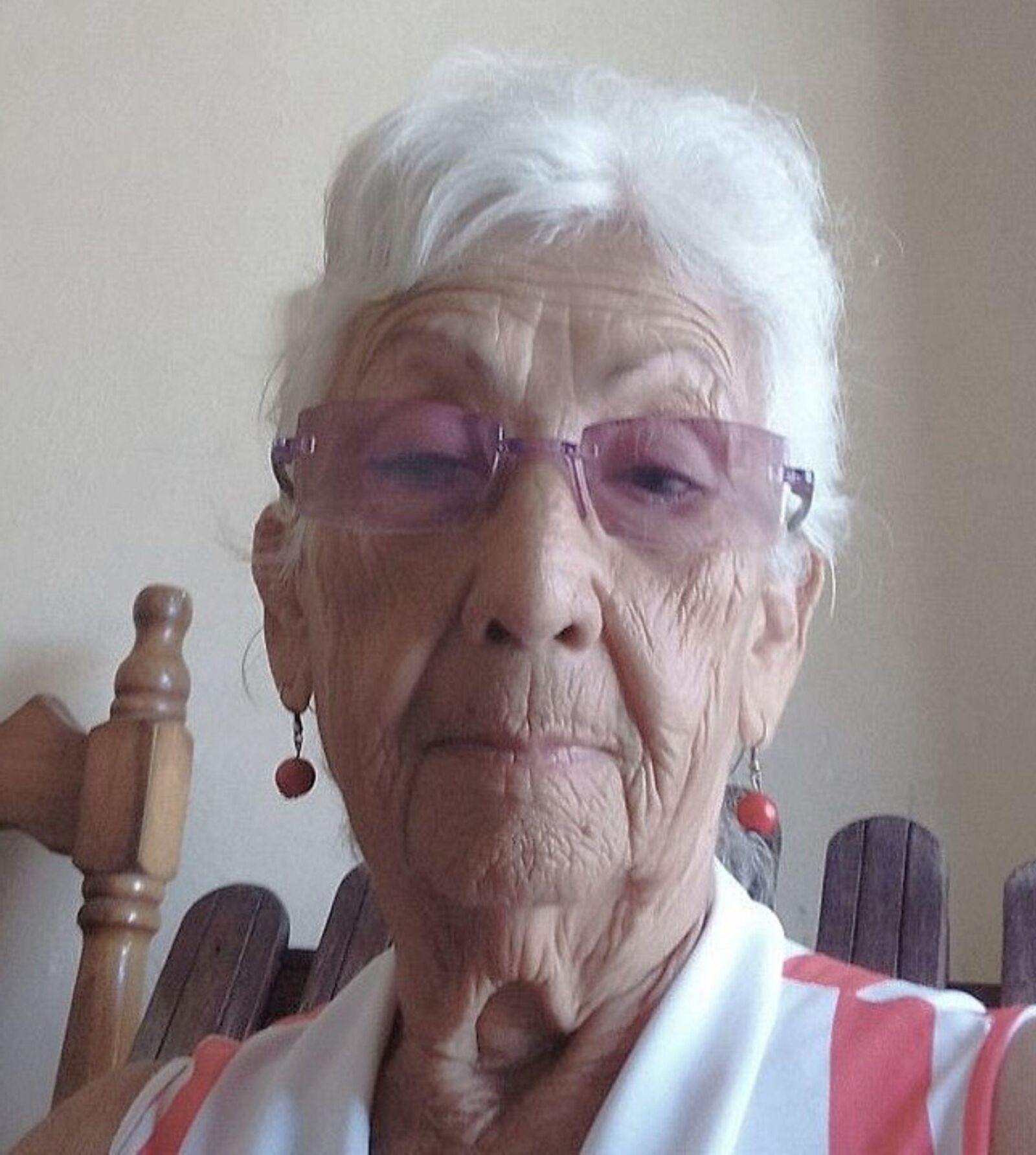Oma aufdecken.