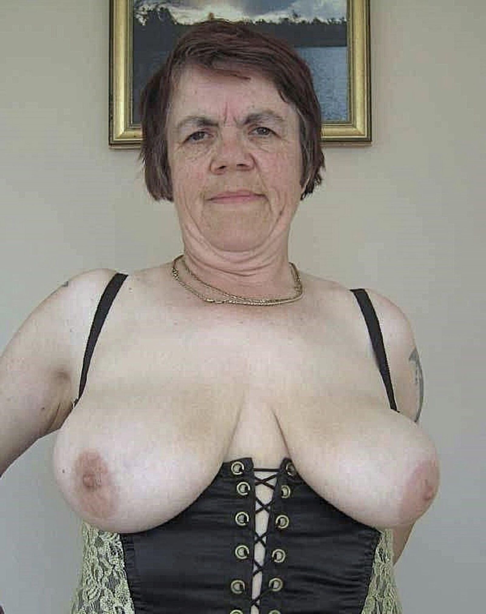 Oma aufdecken.