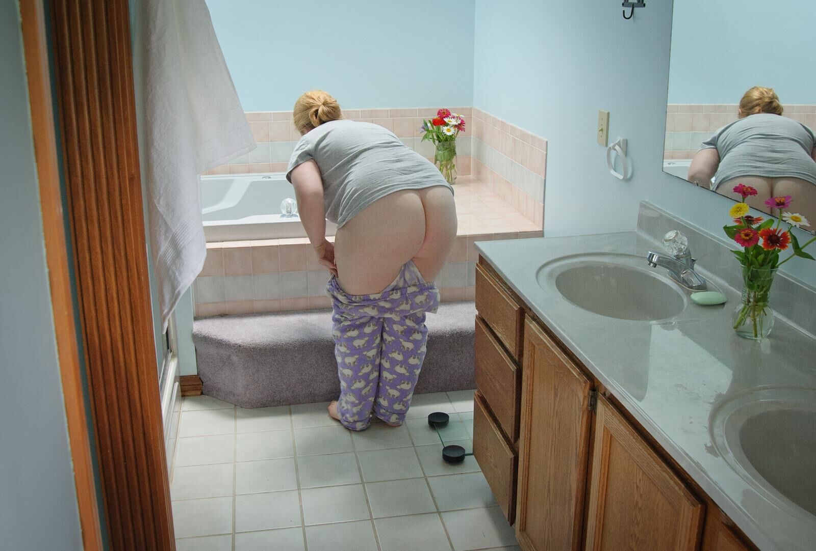 Une Délicieuse Grassouillette Dodue à la Toilette
