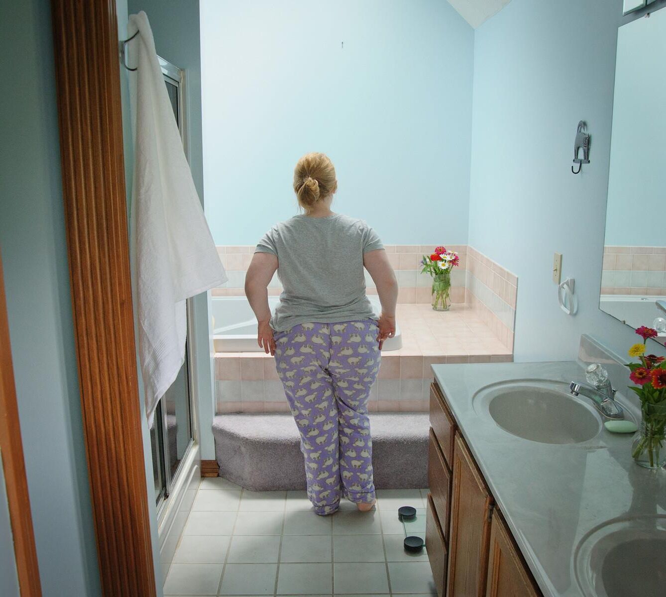 Une Délicieuse Grassouillette Dodue à la Toilette