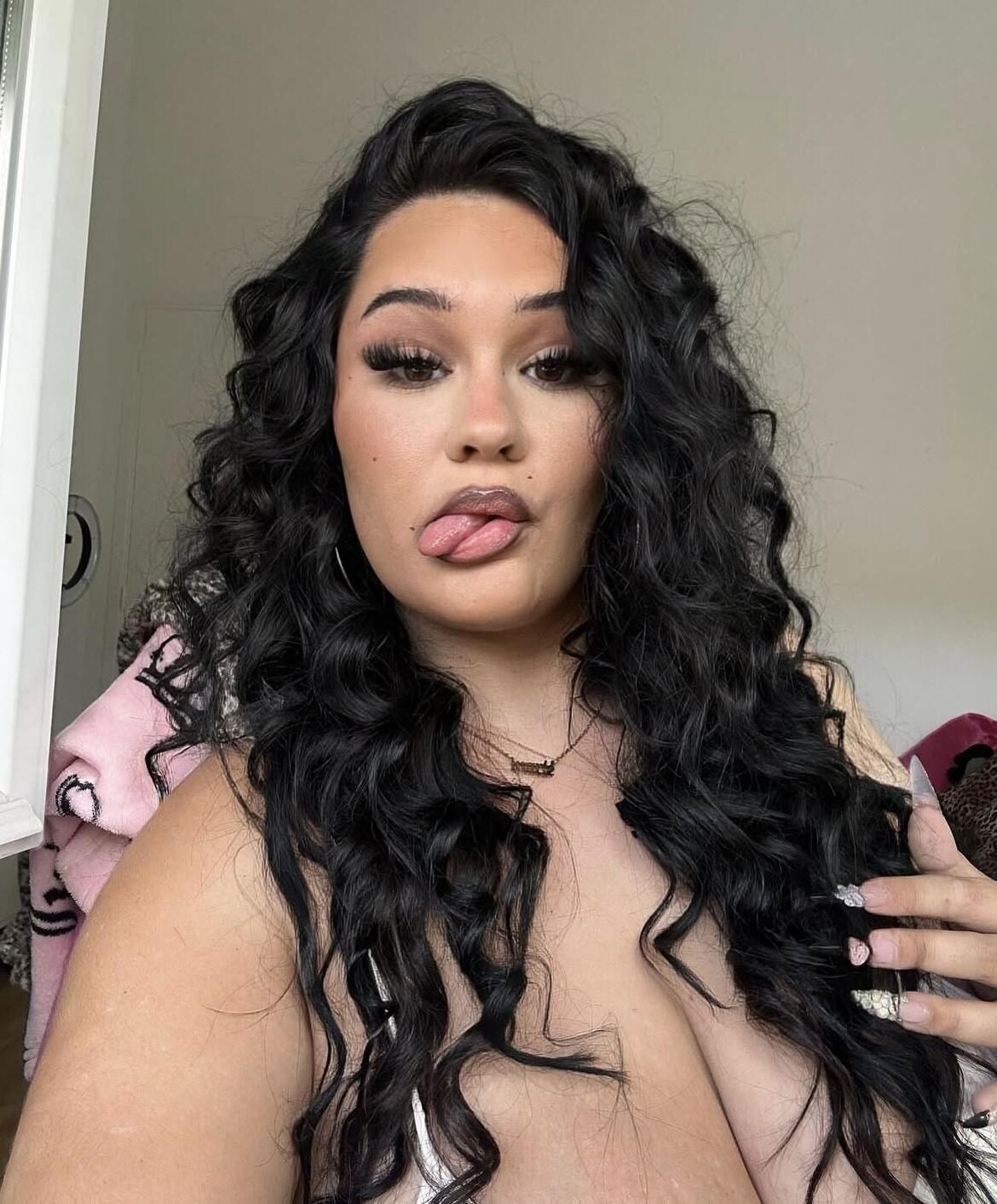 Marie, Grosse Vache a VioIer dans une Ruelle (French BBW Slut)