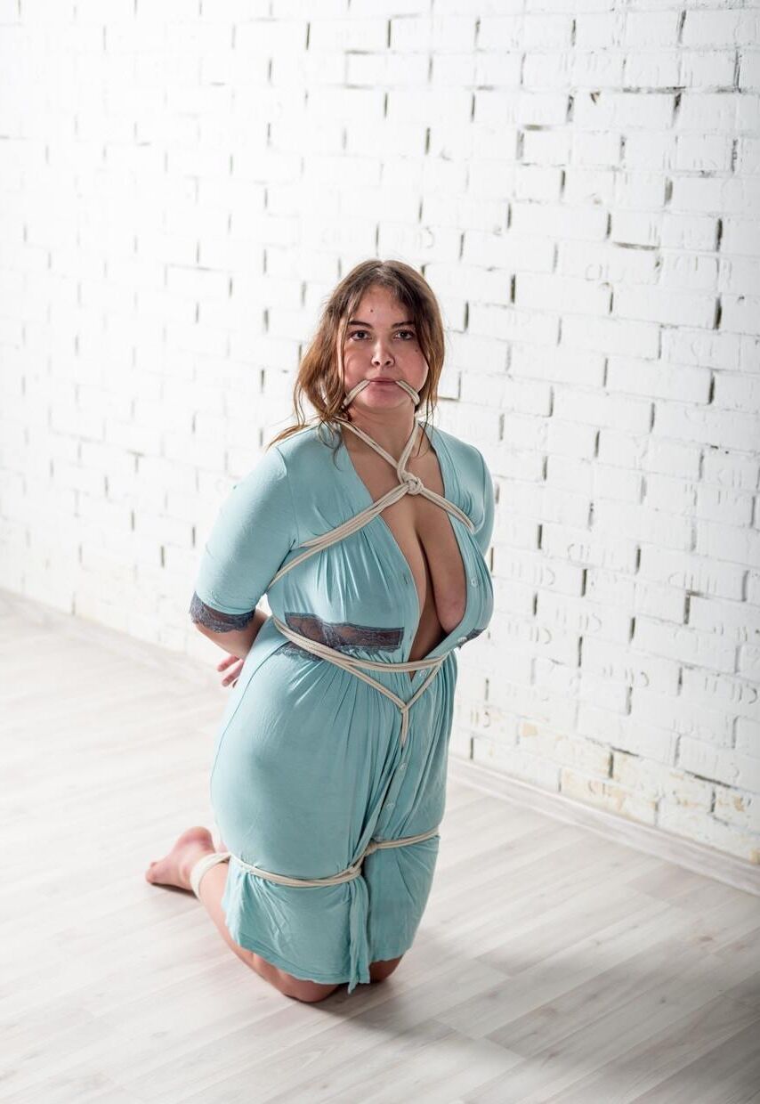 Natasha Jeune et Belle Grasse Dodue à Eduque