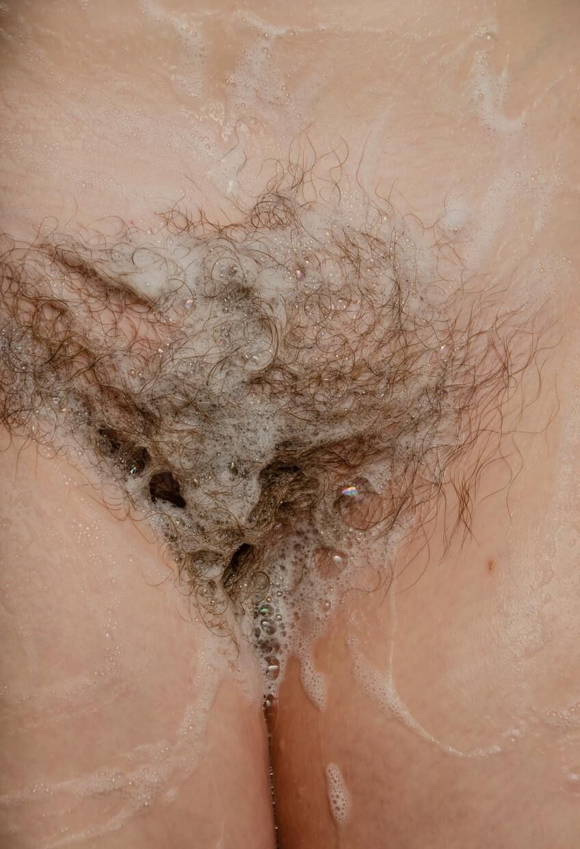 Délicieuse Jeune Grassouillette Dodue et Poilue sous la Douche