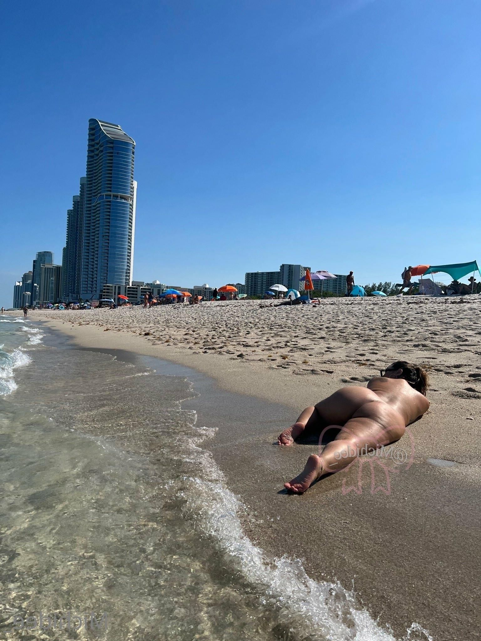 Thick latin slut butt naked on Haulover