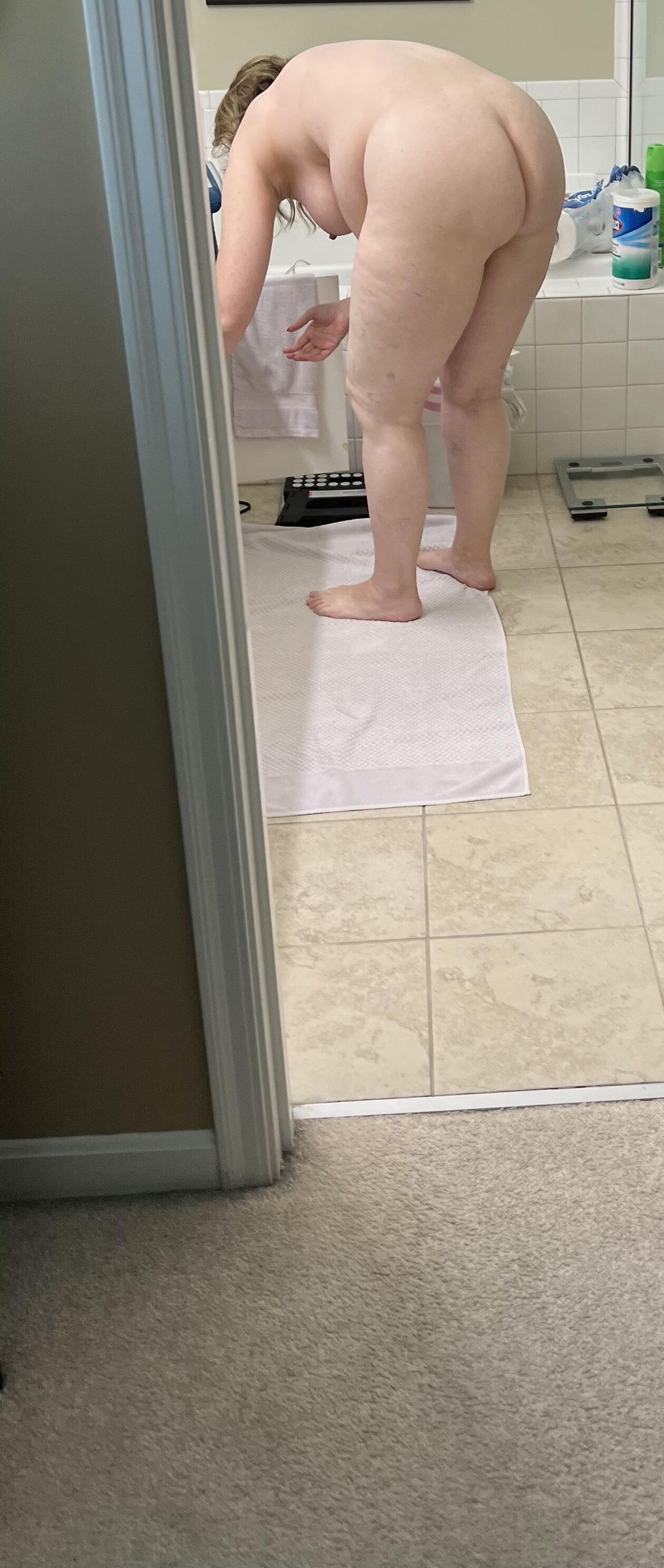 Fat Fuckpig Carrie Lynn Spied in the Bathroom