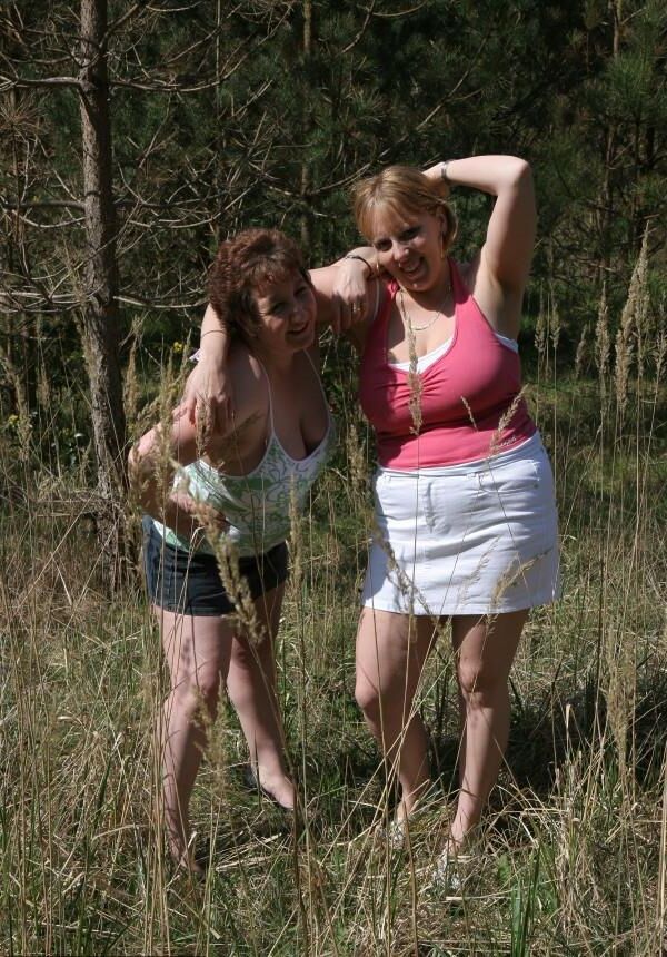 Deux Splendides Grosses Truies Gouines en Pleine Nature
