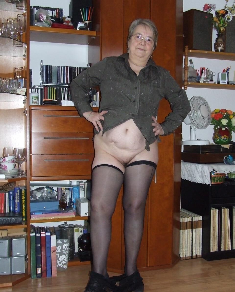 Sybille Magnifique Vieille Truie Avec de Tout Petits Nichons