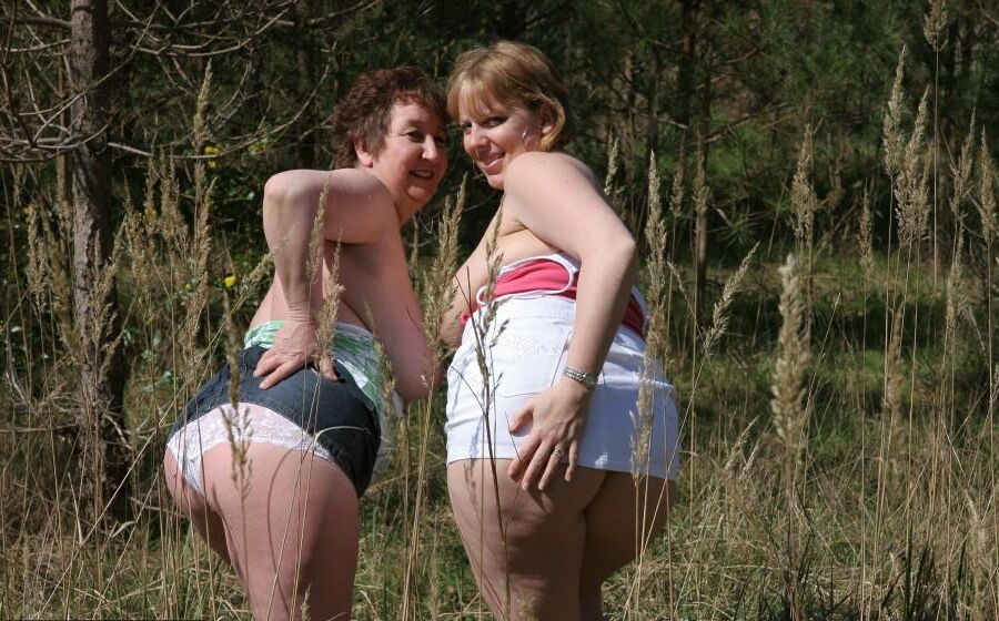 Deux Splendides Grosses Truies Gouines en Pleine Nature