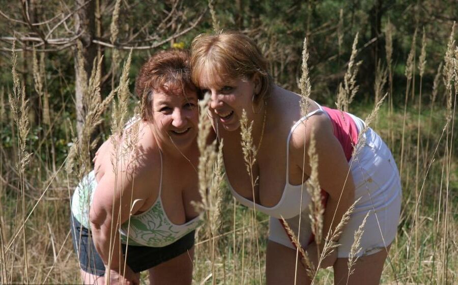 Deux Splendides Grosses Truies Gouines en Pleine Nature