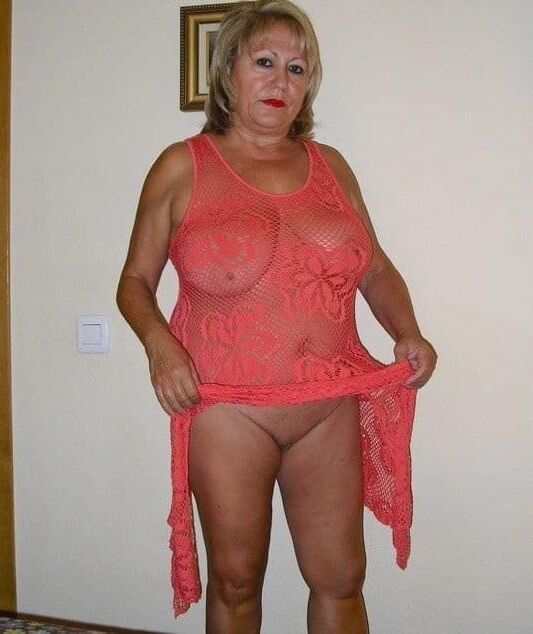 mollige Frau wird nackt