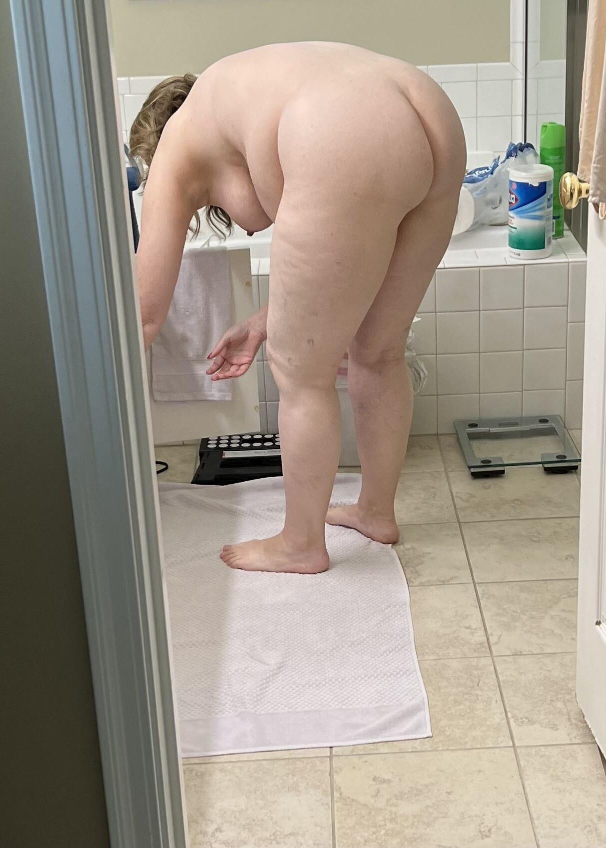Fat Fuckpig Carrie Lynn Spied in the Bathroom