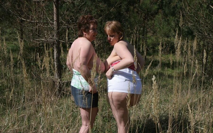 Deux Splendides Grosses Truies Gouines en Pleine Nature