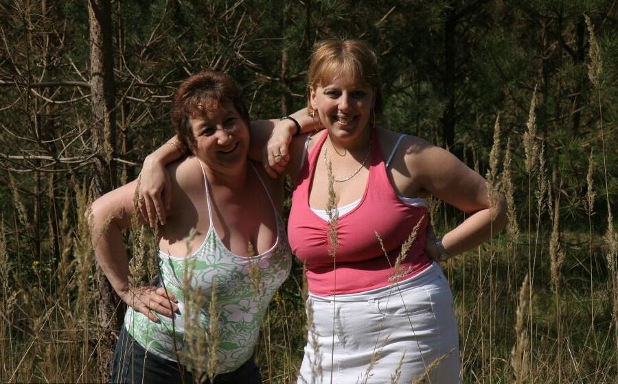 Deux Splendides Grosses Truies Gouines en Pleine Nature