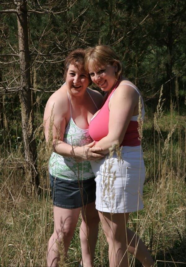 Deux Splendides Grosses Truies Gouines en Pleine Nature