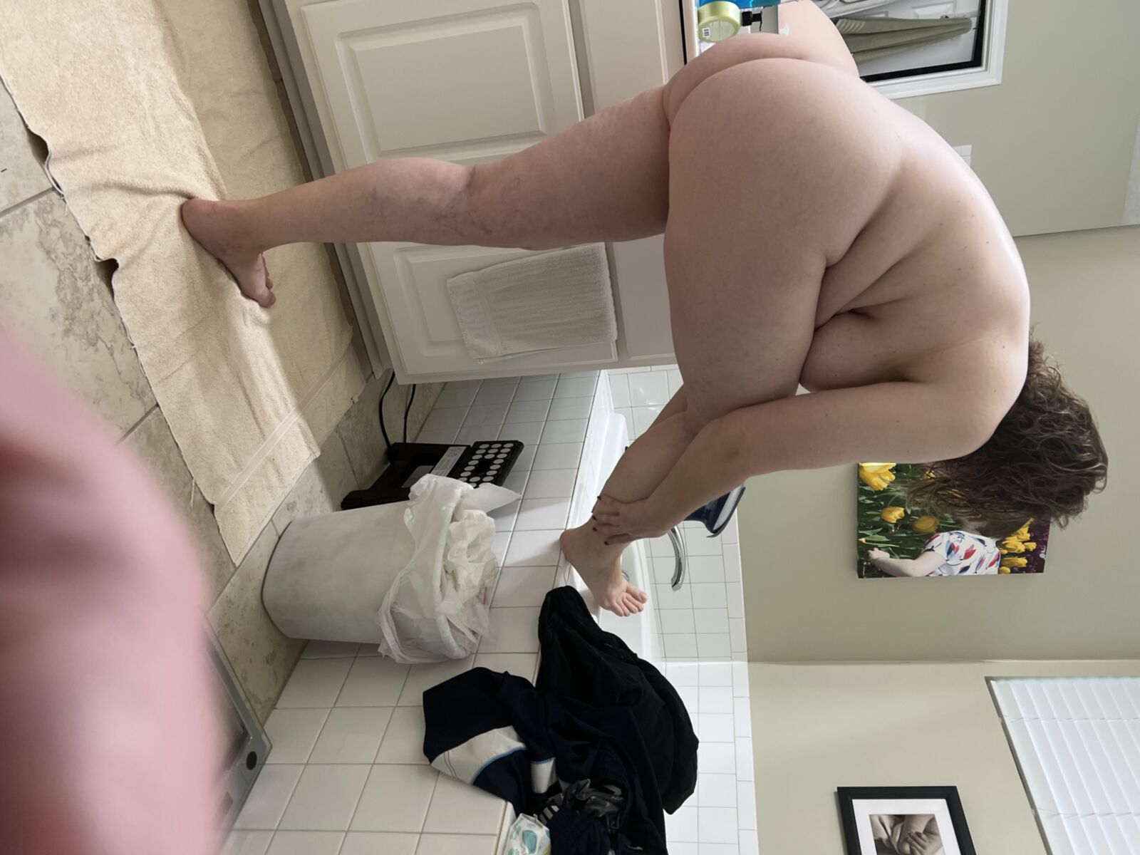 Fat Fuckpig Carrie Lynn Spied in the Bathroom