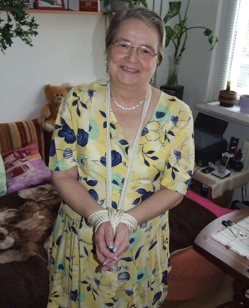 Sybille Magnifique Vieille Truie Avec de Tout Petits Nichons