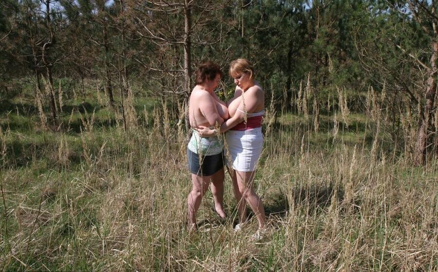 Deux Splendides Grosses Truies Gouines en Pleine Nature