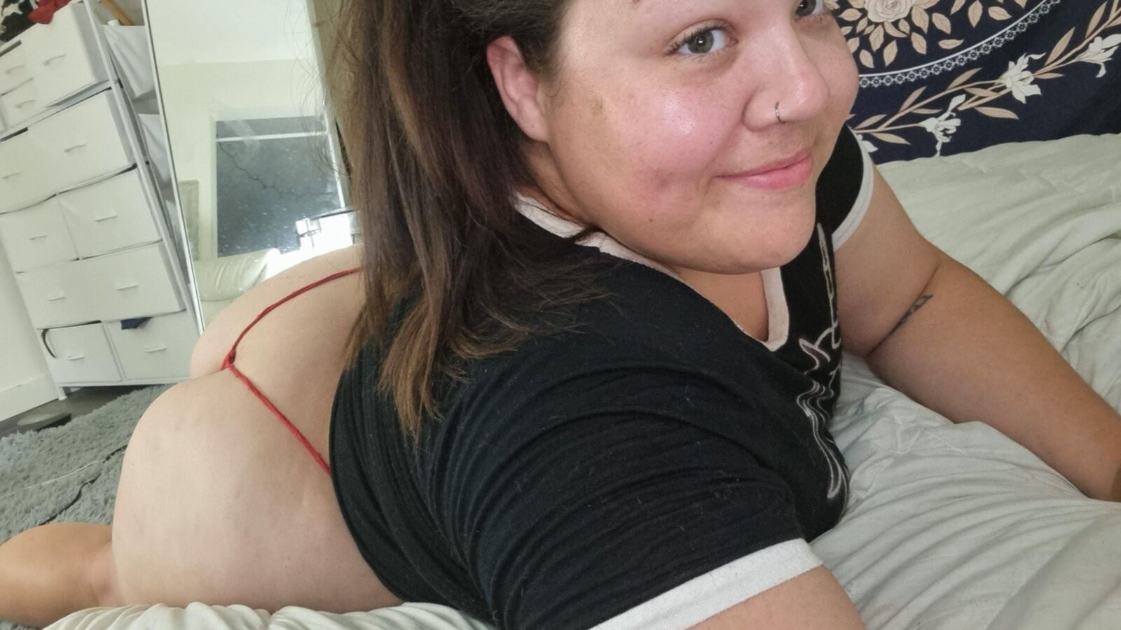 Kiki огромные задницы маленькие сиськи BBW Анальная брюнетка смешанная горячие выстрелы