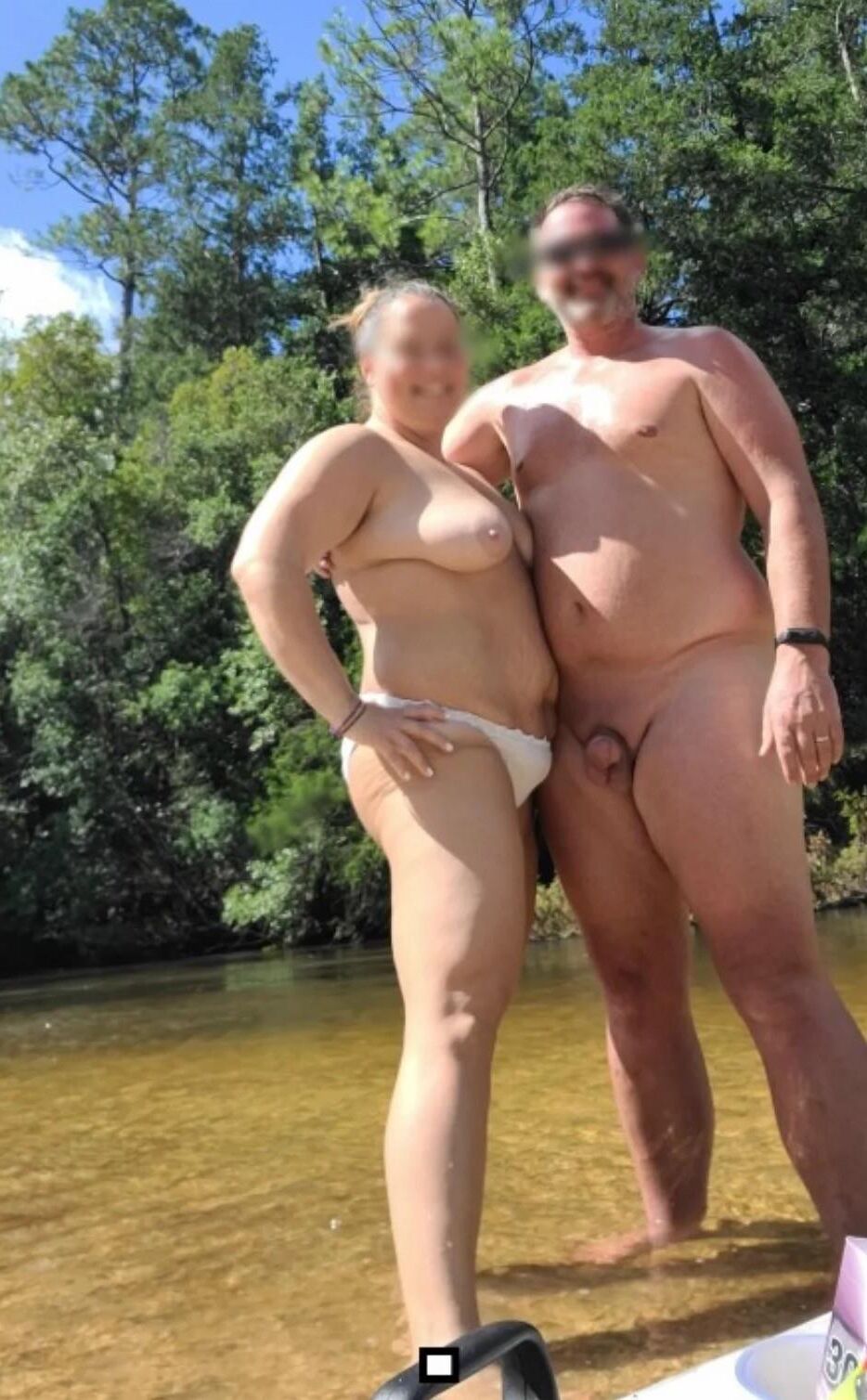 Pareja divertida divirtiéndose
