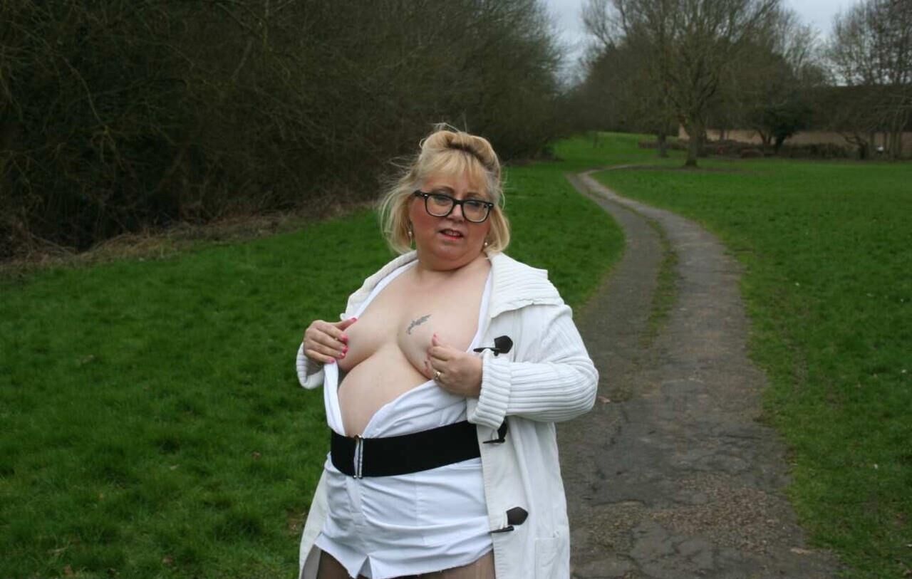 Une Splendide Vieille Grosse Truie Attend le Client
