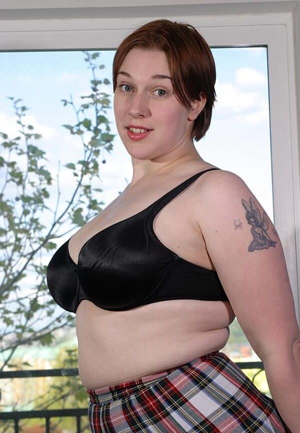 Jeune et Jolie Porcinette Avec de Belles Grosses Mamelles Dodues