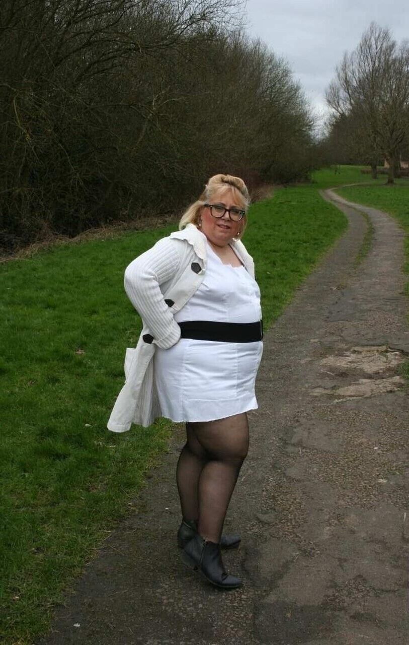 Une Splendide Vieille Grosse Truie Attend le Client