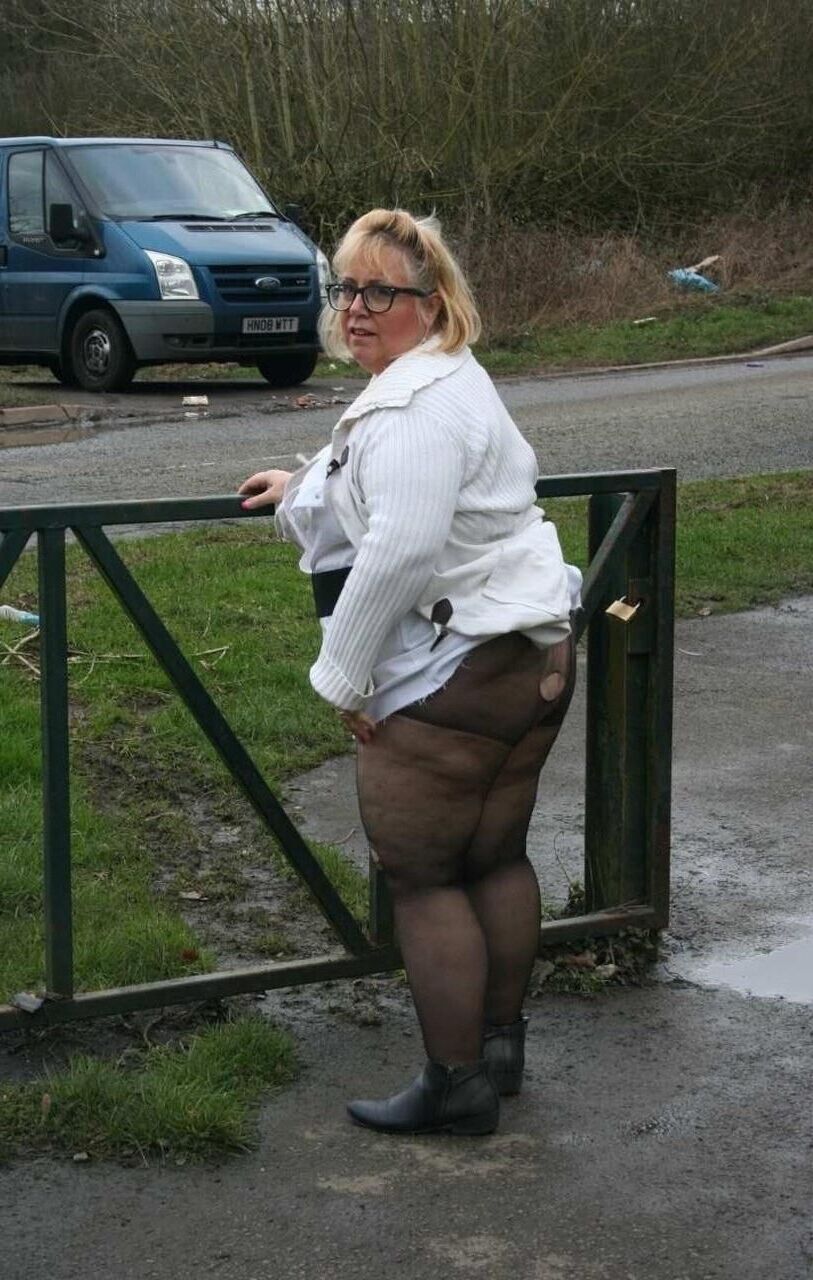 Une Splendide Vieille Grosse Truie Attend le Client